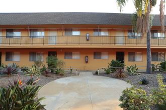 Woodlawn West Apartments in Chula Vista, CA - Foto de edificio - Building Photo