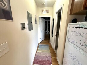 1056 Cambridge St, Unit 2F in Cambridge, MA - Foto de edificio - Building Photo