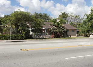 1560 S Le Jeune Rd in Miami, FL - Building Photo - Building Photo