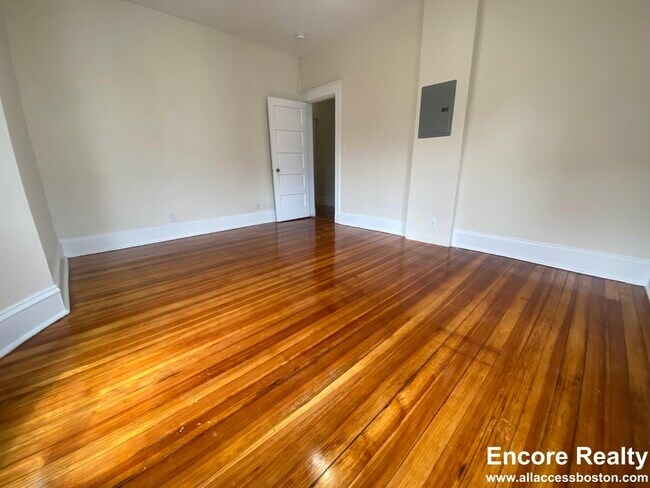 1375 Commonwealth Ave, Unit 7 in Boston, MA - Foto de edificio - Building Photo