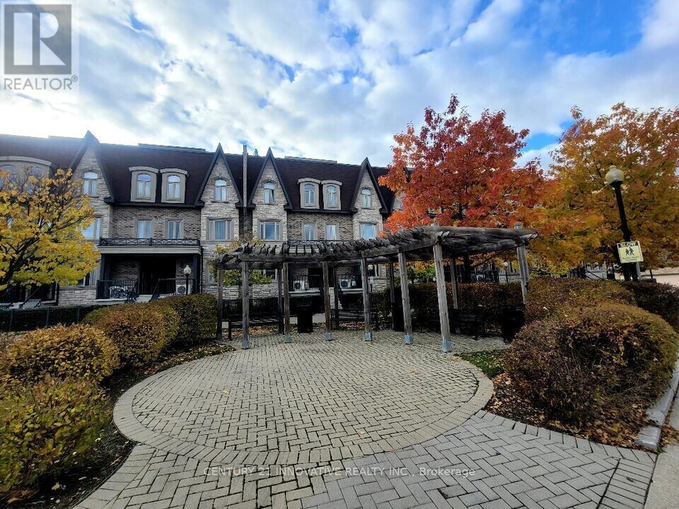 320 John St. in Markham, ON - Building Photo