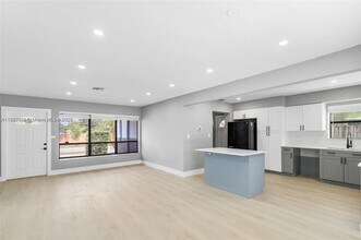 3801 N 66th Ave in Hollywood, FL - Foto de edificio - Building Photo