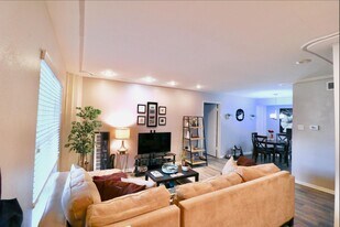 855 Augusta Dr in Houston, TX - Building Photo