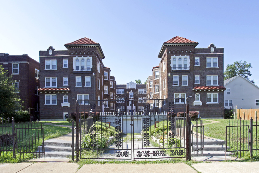 Traylor Chateau in St. Louis, MO - Building Photo