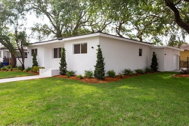 3260 NW 9th St in Miami, FL - Building Photo - Building Photo