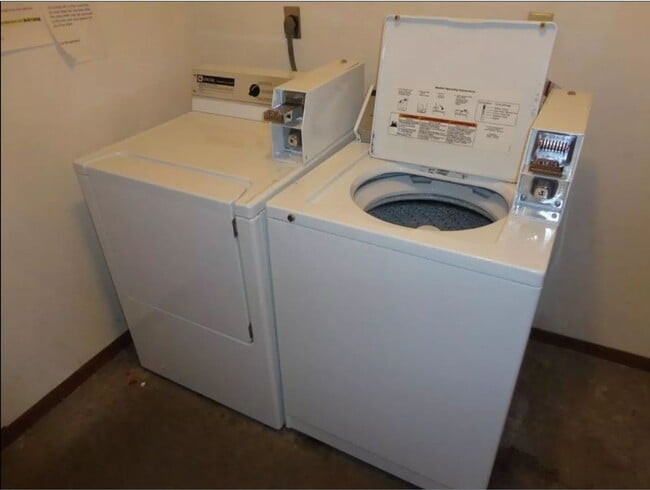 One bedroom apartment with balcony in Rockford, IL - Foto de edificio - Building Photo