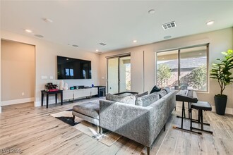 10042 Cardinal Knl in Las Vegas, NV - Building Photo - Building Photo