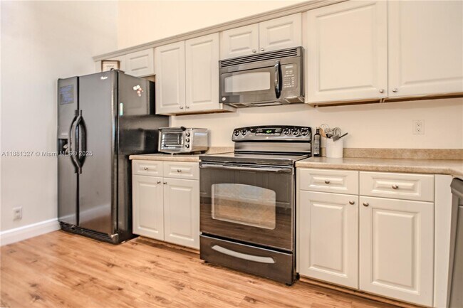 7652 Pinewalk Dr S in Margate, FL - Building Photo - Building Photo