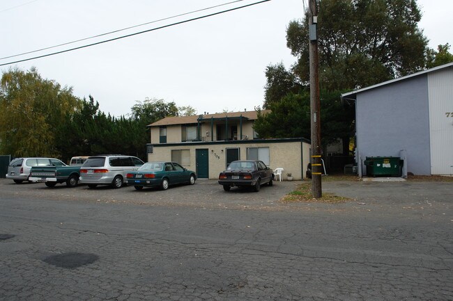 705 W 1st Ave in Chico, CA - Foto de edificio - Building Photo