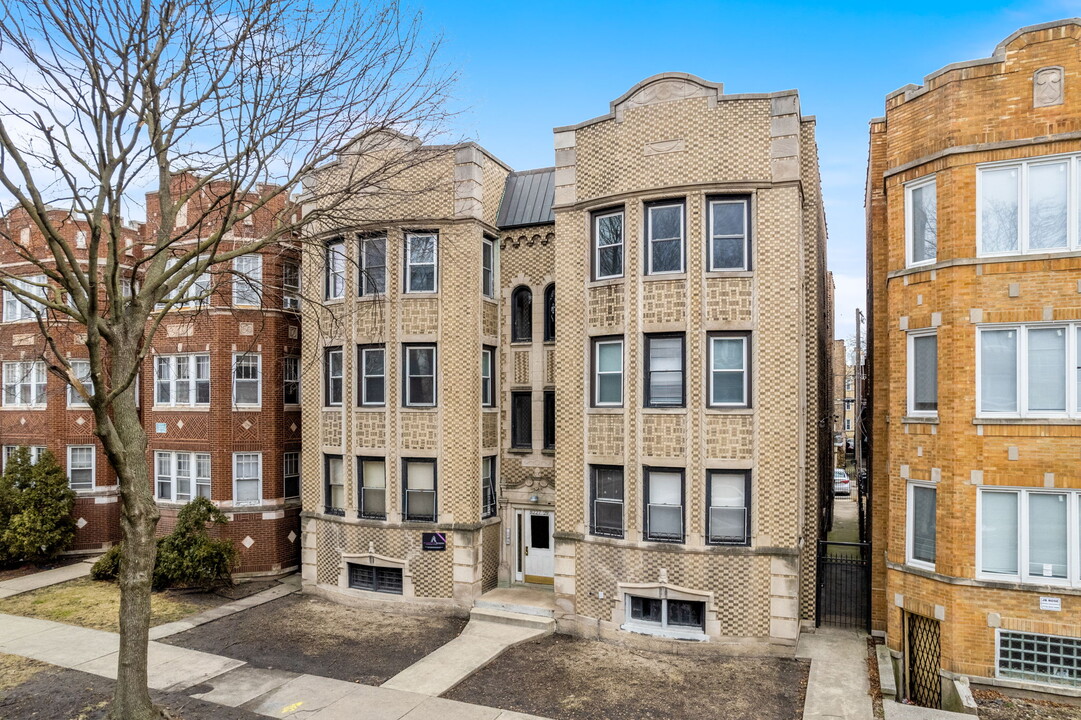 8227 S Maryland Ave in Chicago, IL - Building Photo