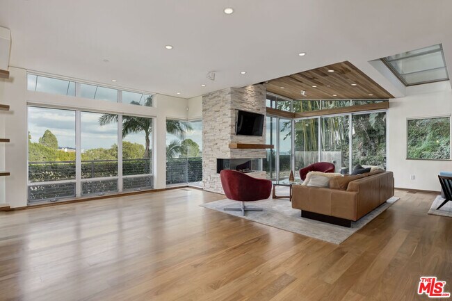 1625 N Crescent Heights Blvd in Los Angeles, CA - Building Photo - Building Photo