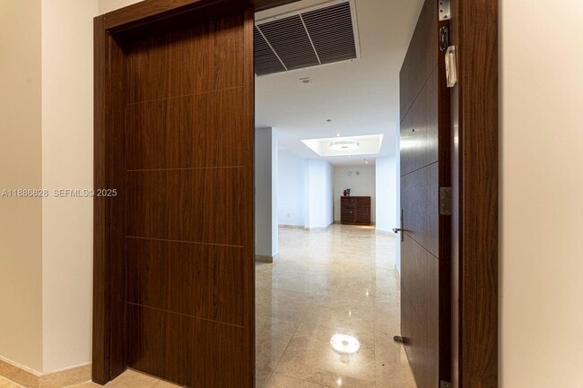 19333 Collins Ave in Sunny Isles Beach, FL - Building Photo - Building Photo