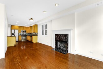 1825 W Iowa St in Chicago, IL - Building Photo - Building Photo