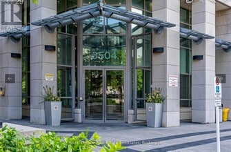 3504 Hurontario St in Mississauga, ON - Building Photo - Building Photo