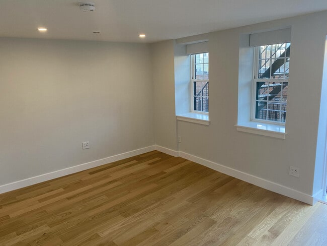 24 Fleet St, Unit #7 in Boston, MA - Foto de edificio - Building Photo