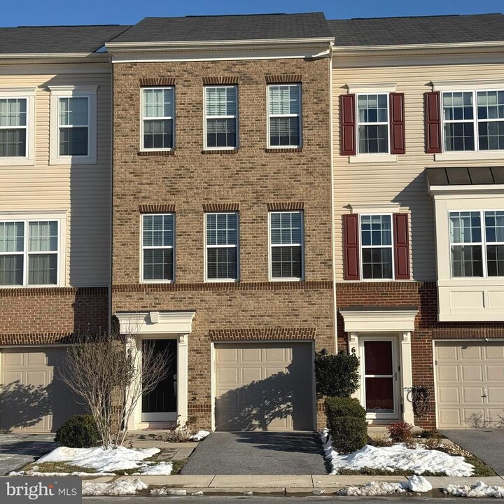 6082 Forum Sq in Frederick, MD - Building Photo