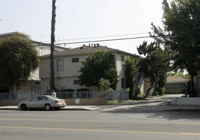 6650 Woodman Ave in Van Nuys, CA - Building Photo - Building Photo