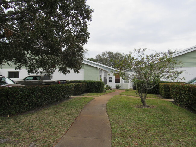 2110 SE Edler Dr in Stuart, FL - Building Photo - Building Photo