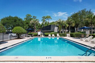 Auburn Glen Apartments in Jacksonville, FL - Foto de edificio - Building Photo