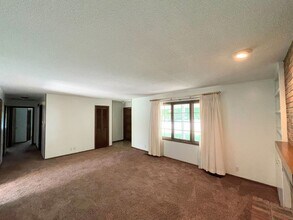 1404 W 24th Ave in Hutchinson, KS - Building Photo - Building Photo