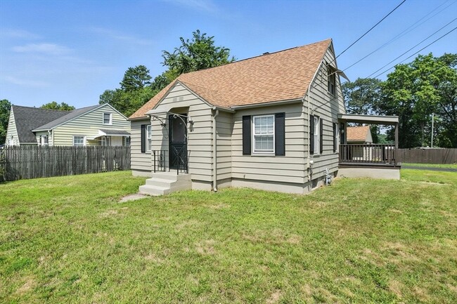 1118 Boston Rd, Unit 1 in Springfield, MA - Foto de edificio - Building Photo