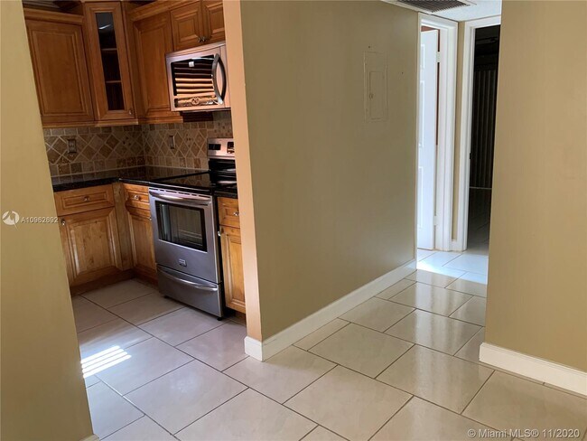 100 Village Green Cir E-Unit -101 in Palm Springs, FL - Building Photo - Building Photo