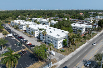 Palm Court Apartments in Miami, FL - Building Photo - Building Photo