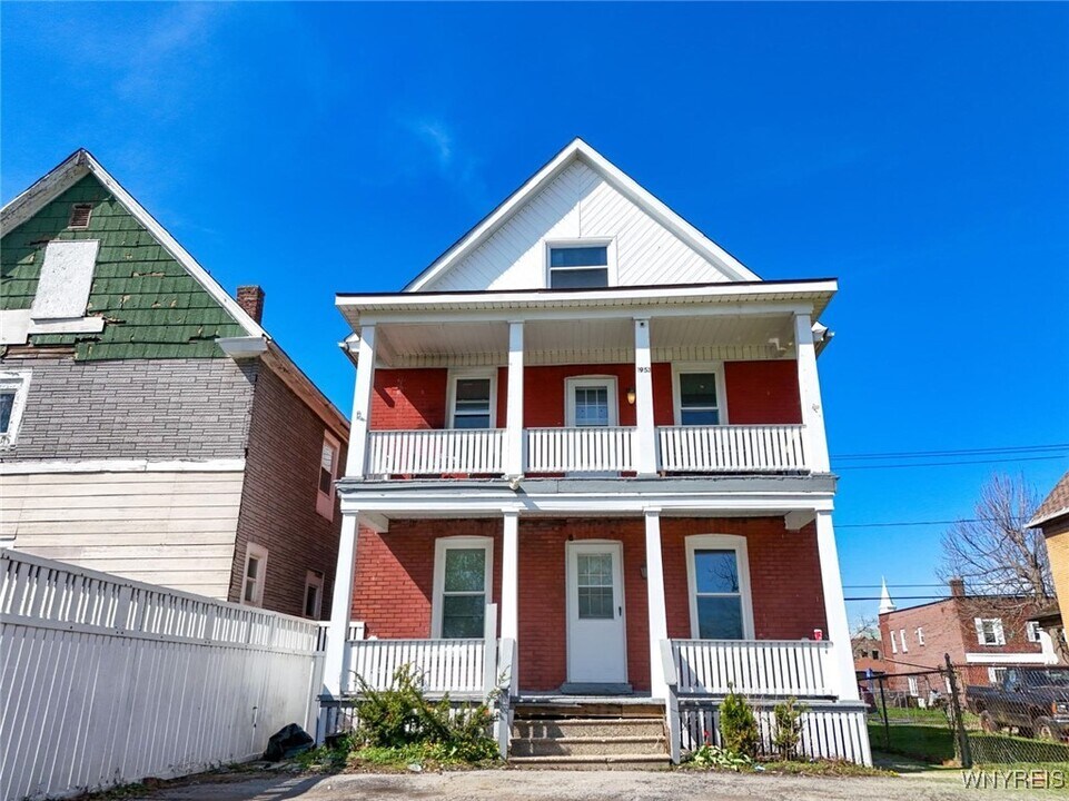 1953 Falls St in Niagara Falls, NY - Building Photo