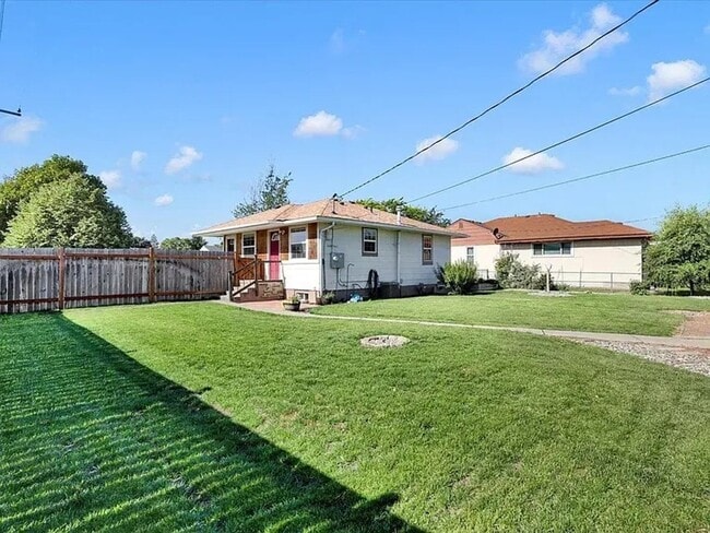 property at 1529 E Bismark Ave