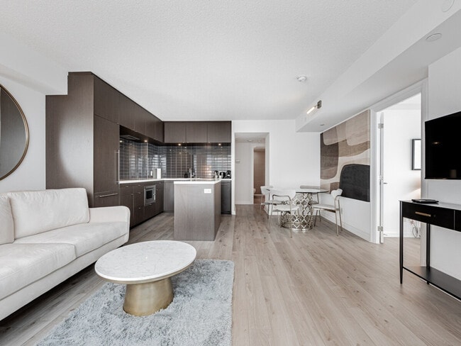 55 Avenue Rd, Unit SI ID1495832P in Toronto, ON - Building Photo - Building Photo