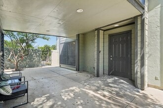 10609 Starcrest Dr in San Antonio, TX - Building Photo - Building Photo