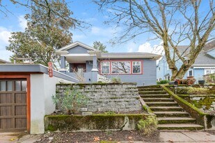 7048 17th Ave NE in Seattle, WA - Building Photo