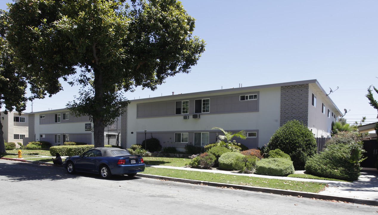 Courtyard Square Apartments in Anaheim, CA - Building Photo