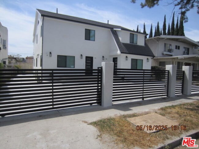 property at 1807 N Kenmore Ave