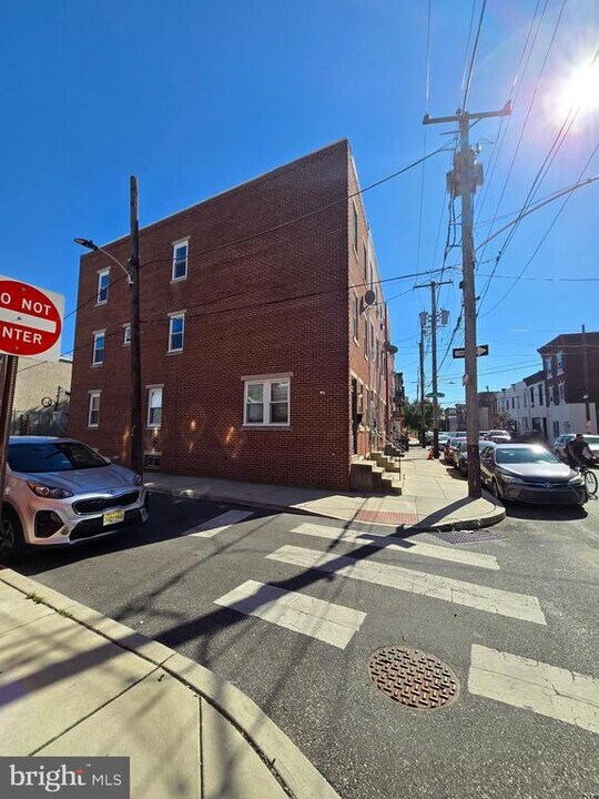 1805 S 5th St in Philadelphia, PA - Building Photo