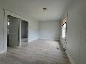 6215 Carpenter Ave, Unit Rear in Cleveland, OH - Foto de edificio - Building Photo