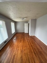 1303 Kingsport Rd in Greensboro, NC - Foto de edificio - Building Photo