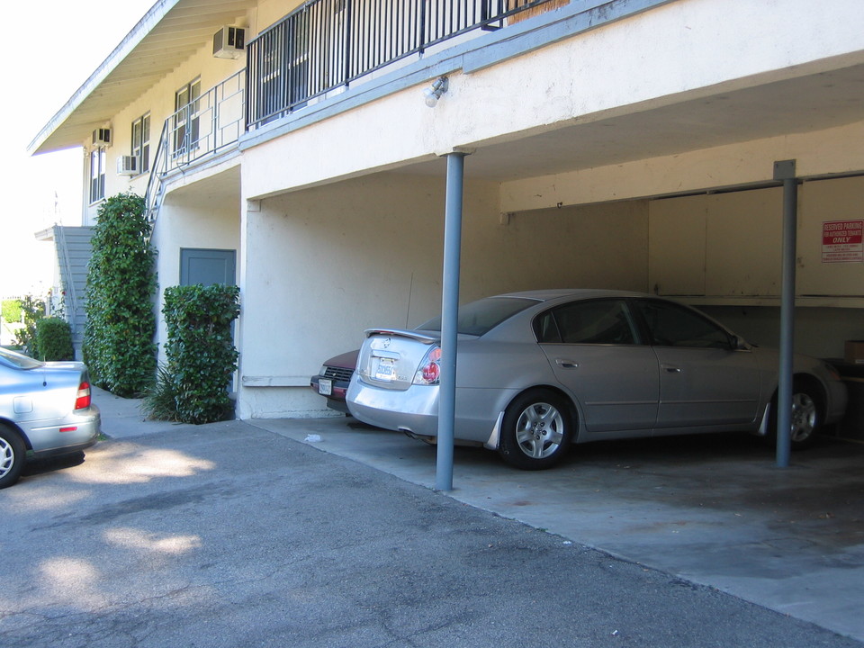 4975 Kester Ave in Sherman Oaks, CA - Building Photo