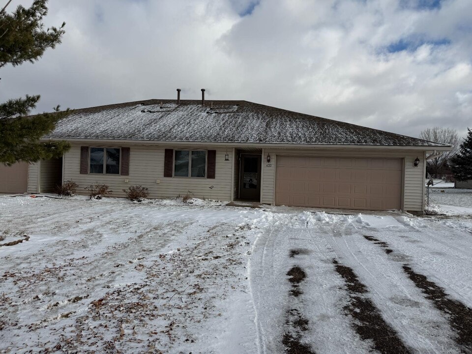 433 Sarah Cir in Baldwin, WI - Building Photo