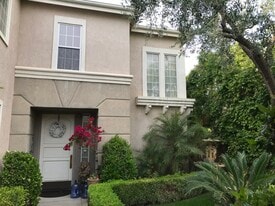 10379 N Pierpont Cir in Fresno, CA - Building Photo