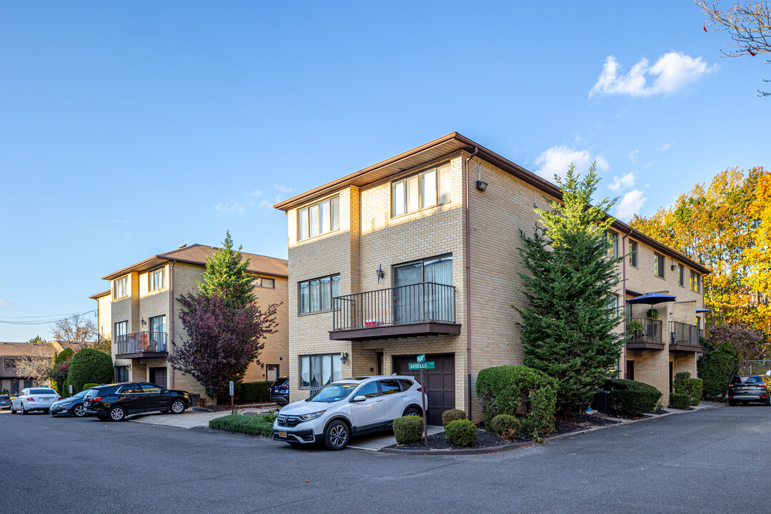 Foxwood Square Condo in Staten Island, NY - Building Photo