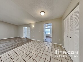 11404 Larkwood Way in Tampa, FL - Building Photo - Building Photo
