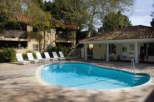 Los Patos Apartments