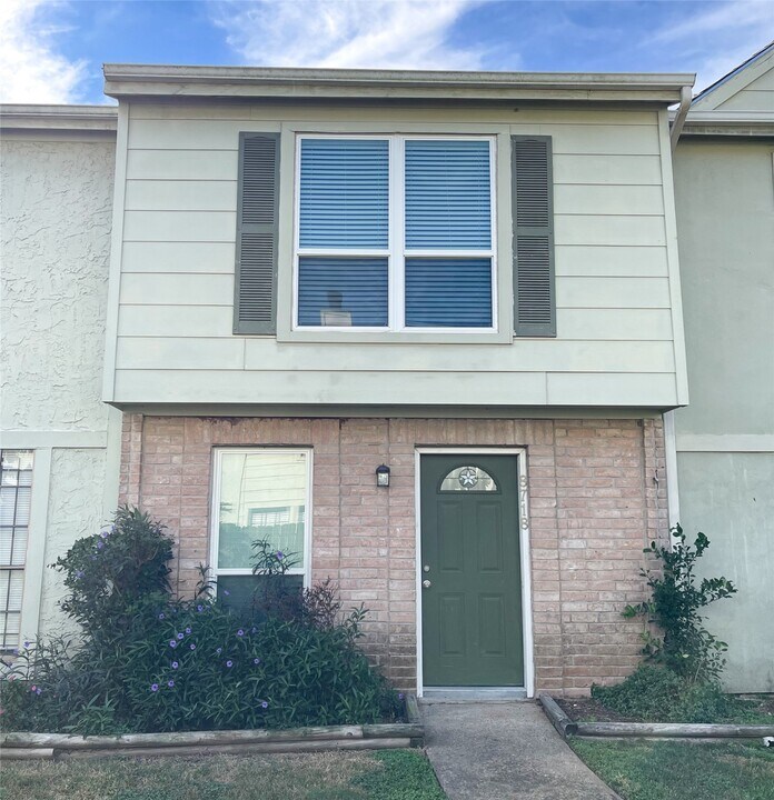 8718 Victorian Village Dr in Houston, TX - Building Photo