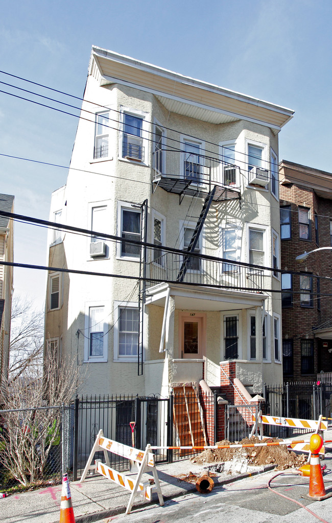 147 Stanley Pl in Yonkers, NY - Foto de edificio - Building Photo