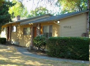 Boston Square Apartments in Newberg, OR - Building Photo - Building Photo