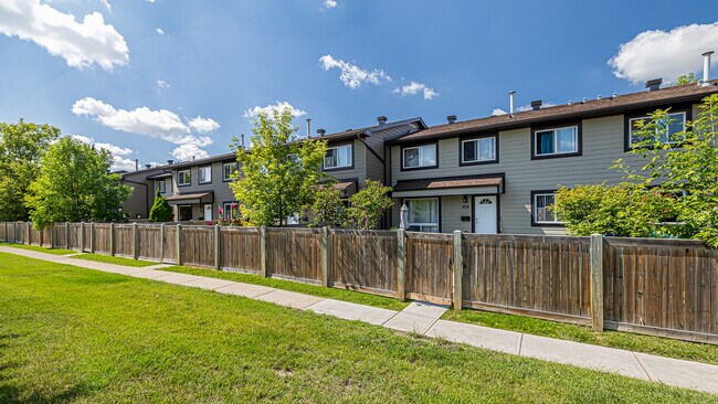 Cricket Court in Edmonton, AB - Building Photo - Building Photo