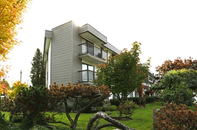 4330 Maywood St in Burnaby, BC - Building Photo - Building Photo