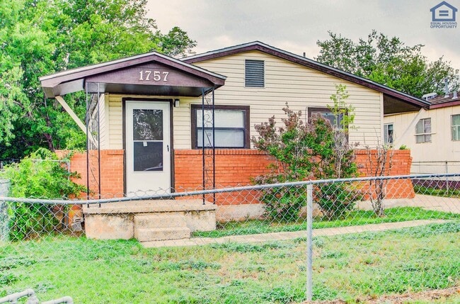 1757 SW 13th St in Lawton, OK - Foto de edificio - Building Photo
