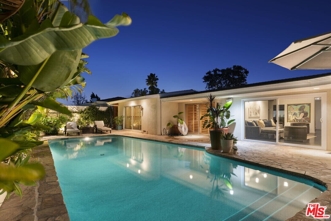 8405 Edwin Dr in Los Angeles, CA - Building Photo